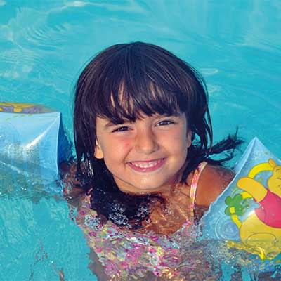 Anfängerschwimmkurse während der NRW-Ferien von 5-12 Jahre. Bitte beachten Sie bei der Buchung der Kinderschwimmkurse, dass das Kind als weitere Person mit angelegt werden muss.