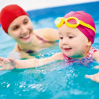 Auf das Schwimmen vorbereitende Kurse. Bitte beachten Sie bei der Buchung der Kinderschwimmkurse, dass das Kind als weitere Person mit angelegt werden muss.