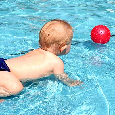 Das Babyschwimmen verbessert bei den Babys das Gefühl für den eigenen Körper wie z.B. das Gleichgewichtsgefühl. Durch das Wasser wird der Körper entspannt und durch die aktiven Bewegungen die Muskulatur gekräftigt. Bitte beachten Sie bei der Buchung der Kinderschwimmkurse, dass das Kind als weitere Person mit angelegt werden muss.