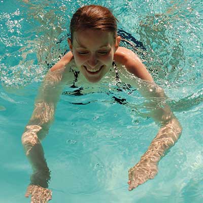 Die Lust auf Wasser kennt kein Alter. In kleinen Gruppen werden die Schwimmgrundlagen wie Brustschwimmen, Atmung, Springen und Tauchen angstfrei vermittelt.